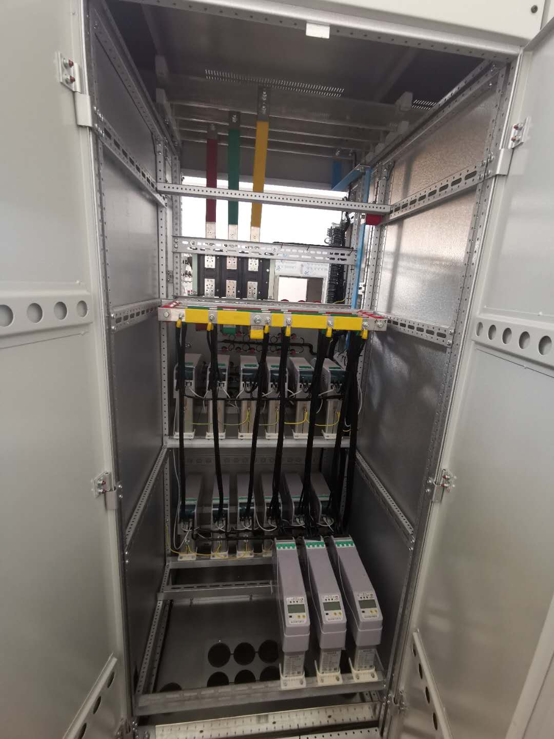 威海海岸山庄2号配电室10#母联柜连接8#电容补偿柜